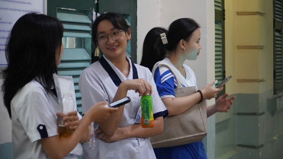 Dự kiến cấm học sinh dùng điện thoại cả trong giờ ra chơi tại TP.HCM